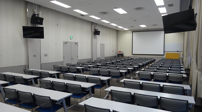 中ホール（135名）