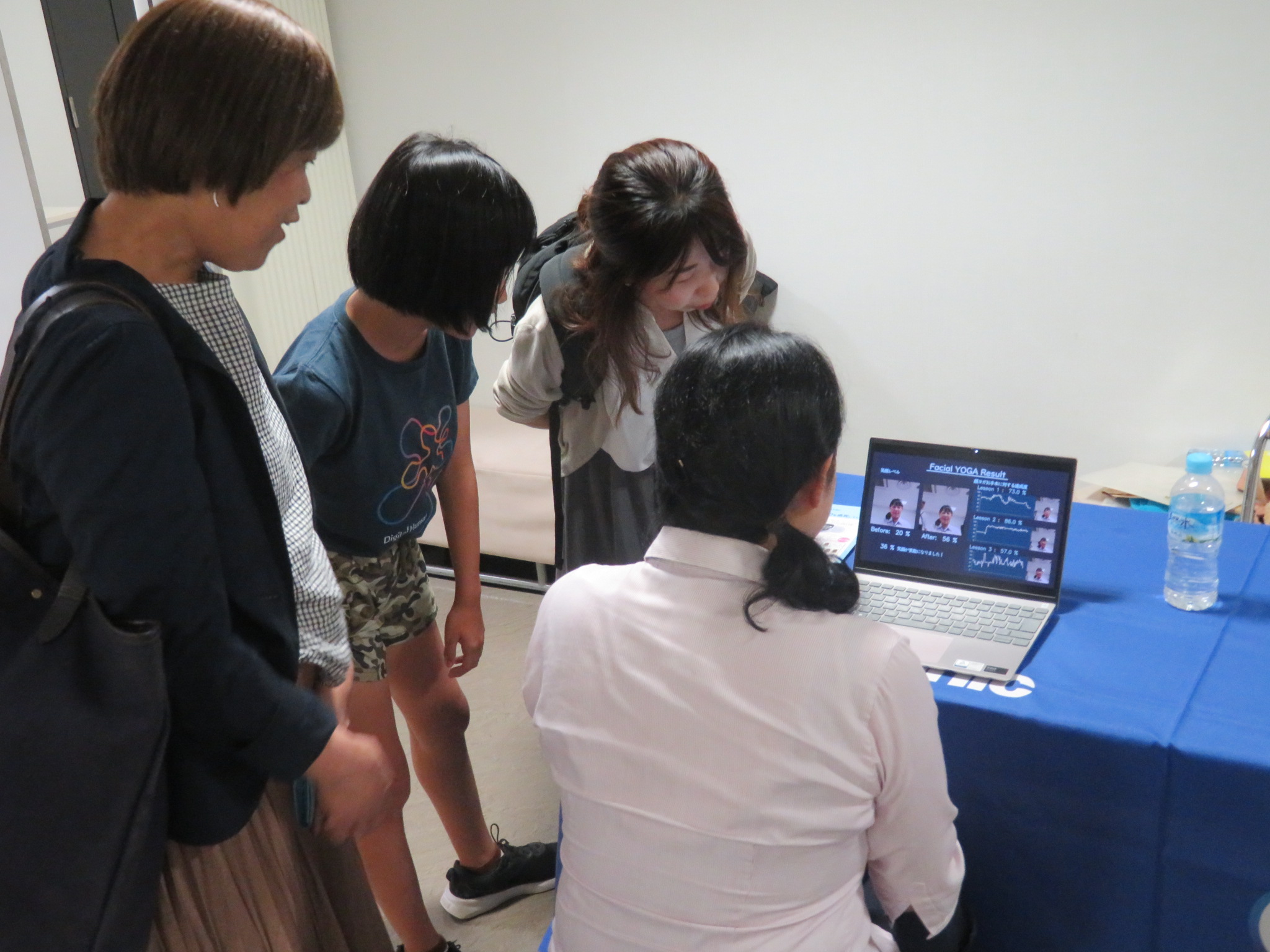 笑顔を作る顔ヨガ体験の様子